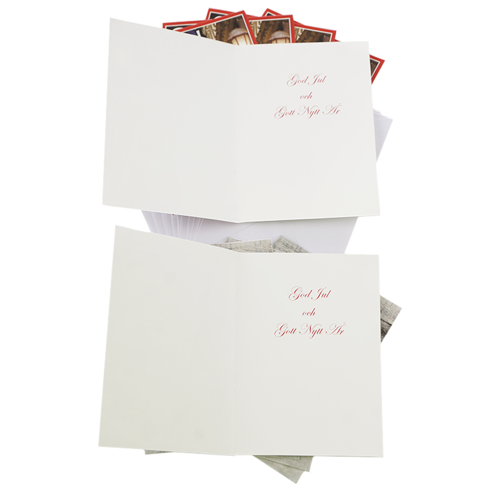 Bilden visar hur julkorten ser ut på insidan. De är vita med text God Jul och Gott Nytt År i rött