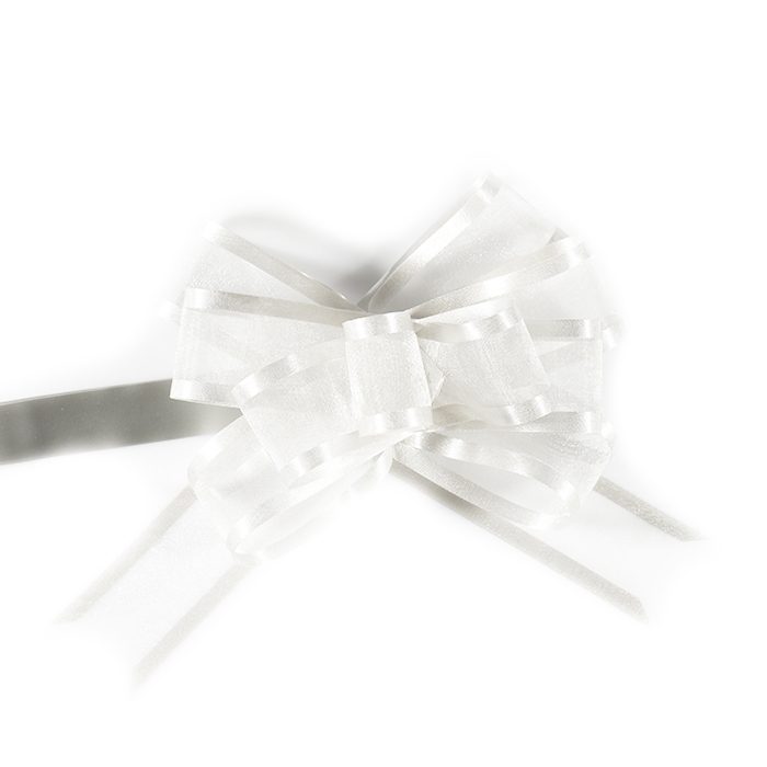 En vacker dragrosett i form av en fjäril 17 cm i organzaband vit