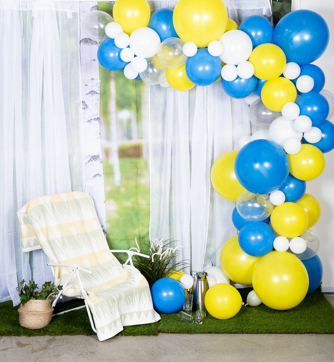 Ballong Arch sweden student En båge med blå, gula och vita ballonger