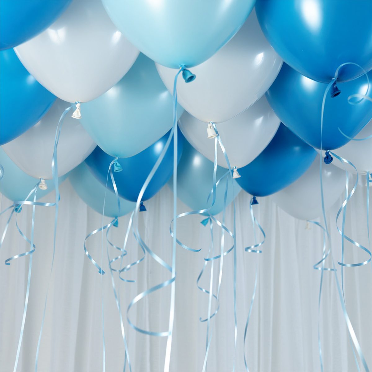 Ballong Ceiling blue Ett kit med blå och vita ballonger att fästa i taket eller att blåsa upp med helium