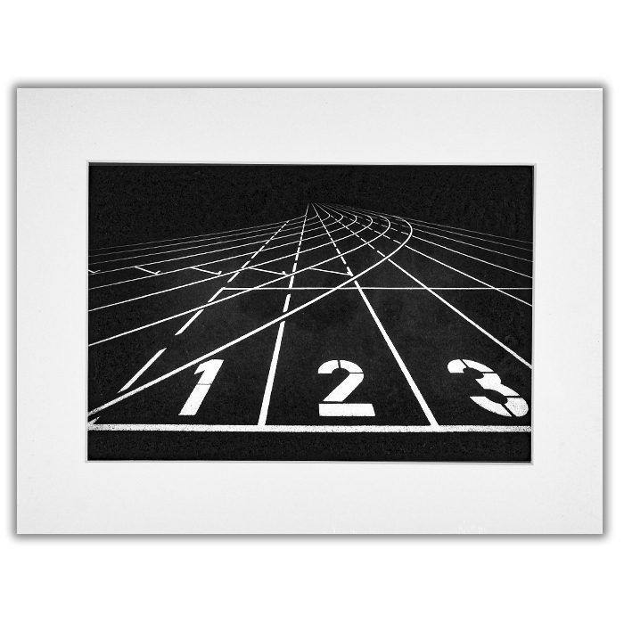 123 Fotograf: Roland Shainidze Ett svartvitt foto av startpunkten på en löparbana.
