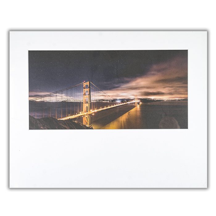 Golden Gate to Stars Fotograf: Javier de la Torre Ett foto av en stor bro med en upplyst stad i andra änden