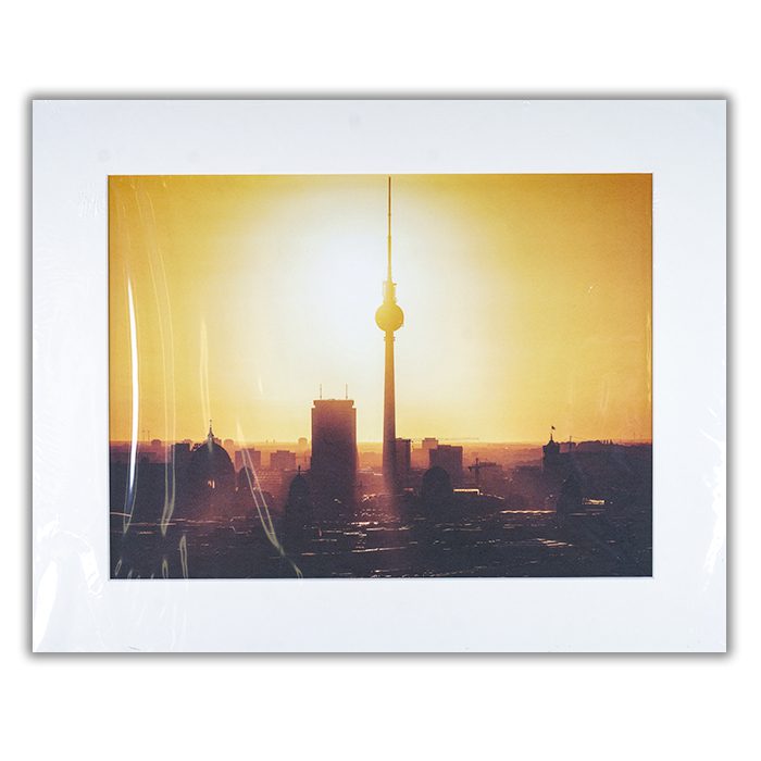 Berlin - Skyline Sunrise Fotograf: Jean Claude Castor En vacker soluppgång över Berlin. Bilden gå i varma gula fäger