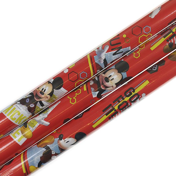 Presentpapper Omslagspapper Disney 70 cm x 200 cmMusse Pigg (Micke Mouse) på röd botten med olika peppande texter