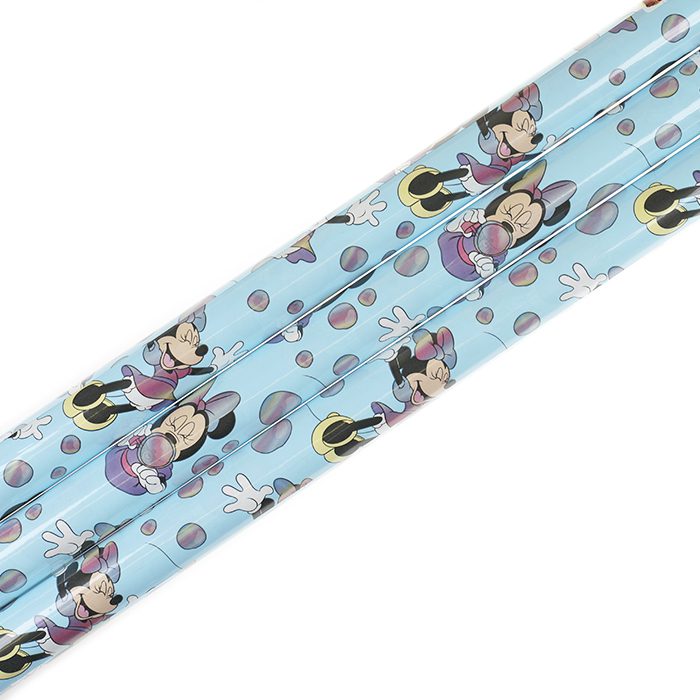 Presentpapper Omslagspapper Disney 70 cm x 200 cmMimmi pigg (Minnie Mouse) blåser såpbubblor så hela pappret blir fyllt med lila och rosa bubblor. Ljusblå botten