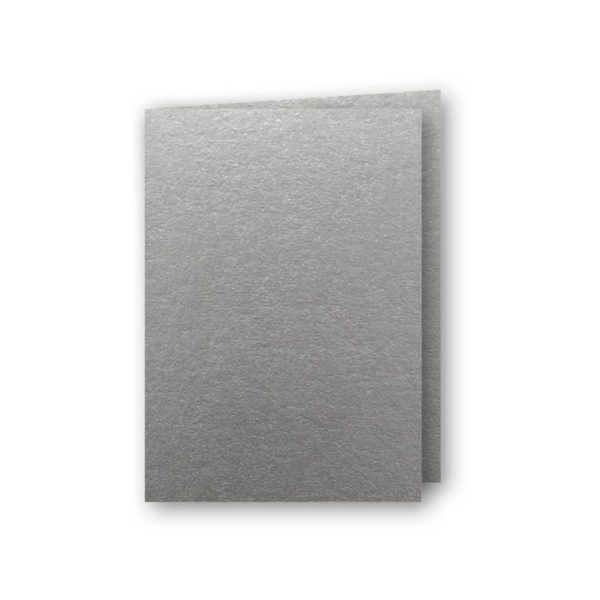 Dubbelt A5 kort av antikrandat (strukturerat), syrafritt och arkivbeständigt papper. Ytvikt: 220g, Silver