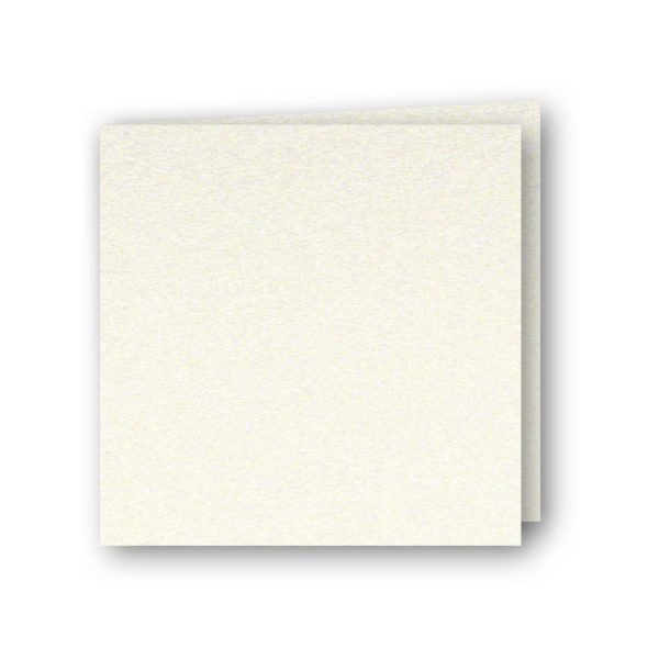 Dubbelt kvadratiskt kort av antikrandat (strukturerat), syrafritt och arkivbeständigt papper. Ytvikt: 220g, Mått: 160x160 mm, 5-pack. Pärlemor creme