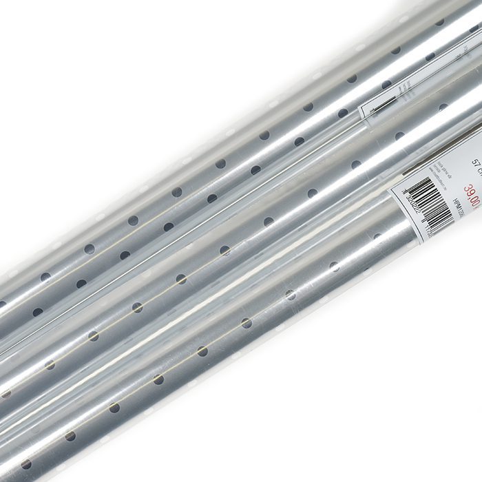 Papprets bredd är 57 cm och längden väljer man själv. Ett vackert papper, vitt med prickar i metallicsilver