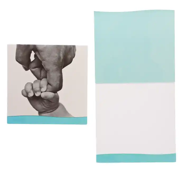 Dubbelt kort Barnhand håller finger