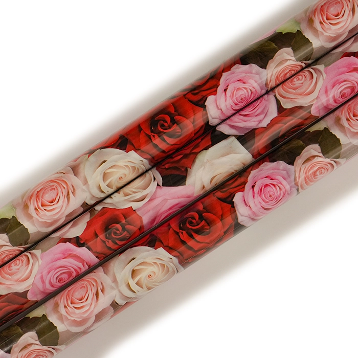 Presentpapper med rosa och röda blommor