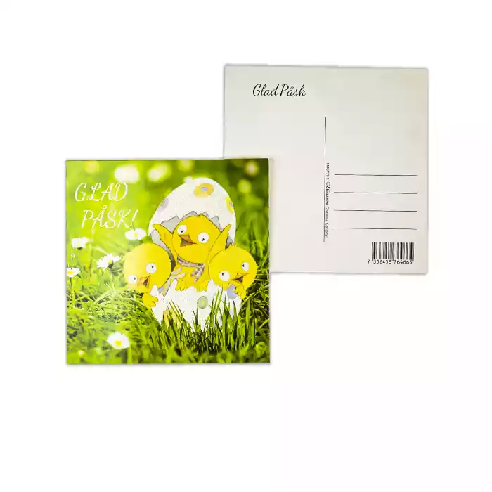 Kycklingar i ett ägg på gräsmatta. Ägget och texten "Glad Påsk" är glittriga. Efter original av: Charlotta Carlqvist