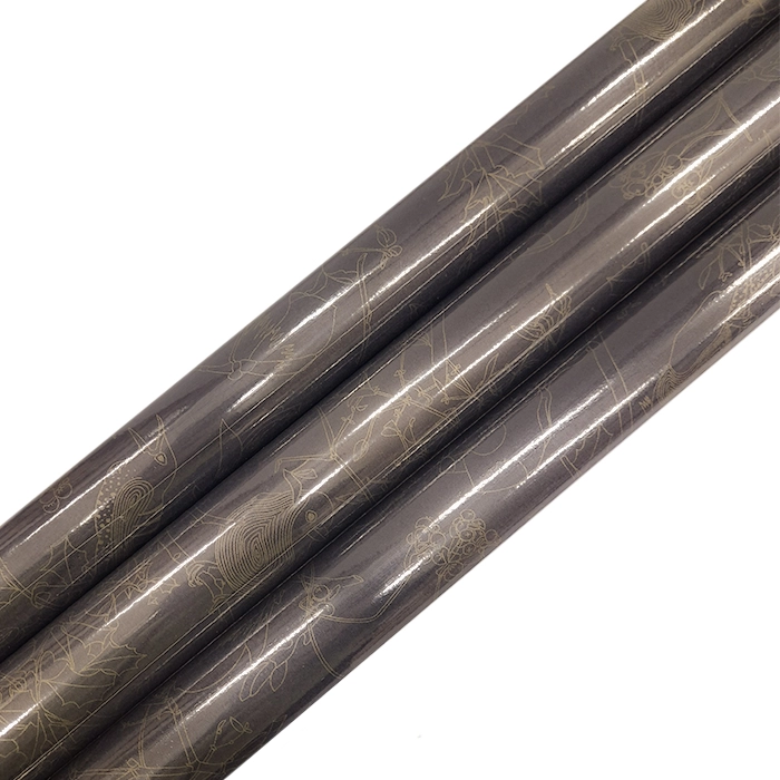 Svart presentpapper med fåglar i guld