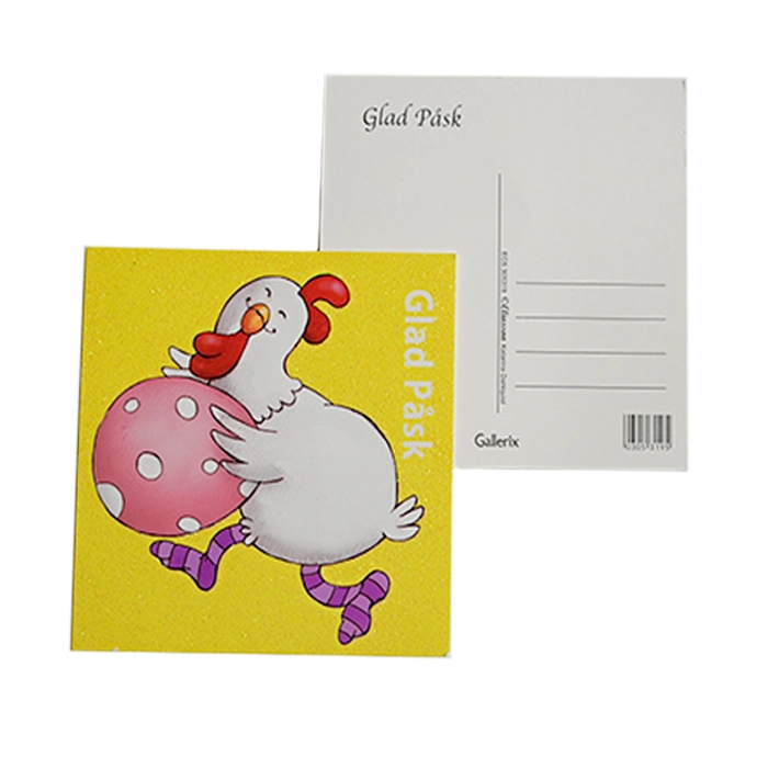 Höna med randiga strumpor som bär på ett prickigt ägg